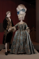 女性：ローブ・ア・ラ・フランセーズ　1760年頃、男性：アビ・ア・ラ・フランセーズ　1780-90年頃　神戸ファッション美術館