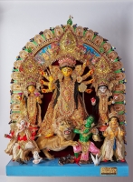 ドゥルガー女神及びラクシュミー女神、サラスヴァティー女神、ガネーシャ、カールッティケーヤ、マヒシャ