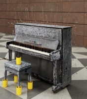 河口龍夫「関係－無関係・弾けないピアノ」2012年