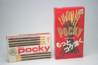 （左）は発売当時、（右）は９月１日よりリニューアル発売の「ポッキーチョコレート」パッケージ