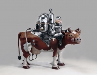 内田望《milky cow》( 鉄・ガラス・真鍮・木・ 　　　ステンレス )　2015 年