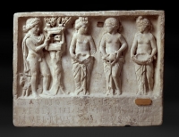 《アポロとニンフへの奉納浮彫》2世紀 ナポリ国立考古学博物館 Photo (c) Luciano and Marco Pedicini