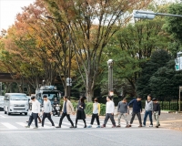 「10 人でできること：『歩幅を使って横断歩道䛾長さを測る』」 (Photo: 川瀬一絵)