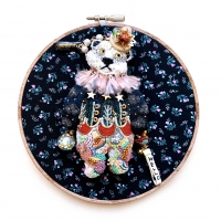 「極夜の灯 brooch＆Bag Charm」（167mm× 157mm / フェルト・刺繍糸・ビーズ・スパンコール・綿・ブローチピン・刺繍枠・布 / 2024）