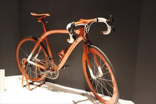 美しい・・。超高級、超高性能、マホガニーの自転車