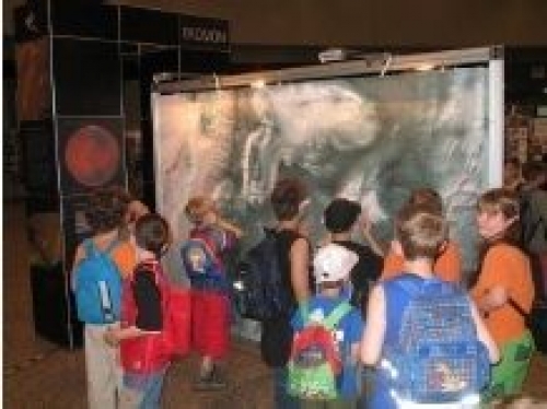 火星地形の展示パネルを見る子どもたちの様子/火星の新しい視点