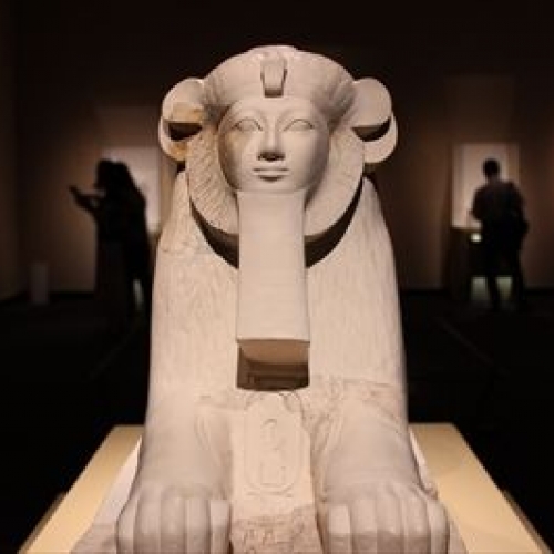 閉館後の美術館。古代エジプトの品々に囲まれ謎を解け！『ナイトミュージアム～女王と女神の麗しの秘宝～』