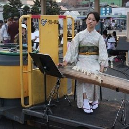 ダジャレを実際にやってみた！魚市場で壮大なオーケストラ。『野村誠 千住だじゃれ音楽祭 千住の1010人』 