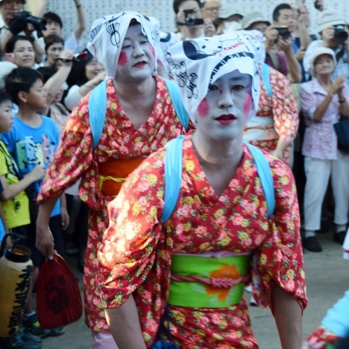 ド派手な“女装美人”が歌って踊って、お札をばらまく！？ 300年以上もの歴史を持つ奇祭にいってみた！