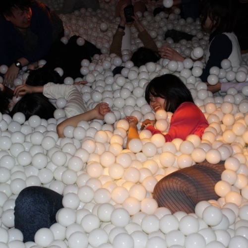 【動画追加】50,000個の『白い玉』にまみれて大はしゃぎ！ 大人のボールプールパーティー「tamapa – たまパ」